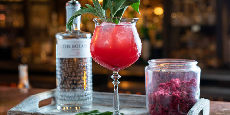 cocktail with raspberries 